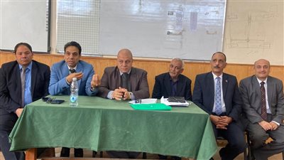 وكيل تعليم قنا يترأس لجنة مقابلات للمرشحين للعمل رؤساء لجان ومراقبين 