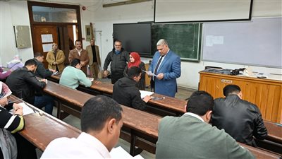 نائب رئيس جامعة الفيوم يتفَقَّدُ امتحانات الدراسات العليا بكلية العلوم