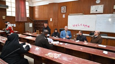 نائب رئيس جامعة الفيوم يـتــفَقَّدُ امتحاناتِ الدراسات العليا بكلية التربية 