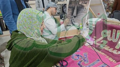 إعادة التدوير تزين جناح الأزهر.. معلمة تحوّل المهملات إلى تحف فنية (فيديو)