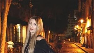 كارلا حداد تواكب أحدث صيحة  موضة أحذيه شتاء 2025