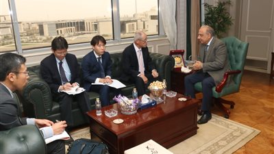 وزير الكهرباء يبحث مع سفير اليابان سبل تعزيز فرص الشراكة والتعاون والاستثمار