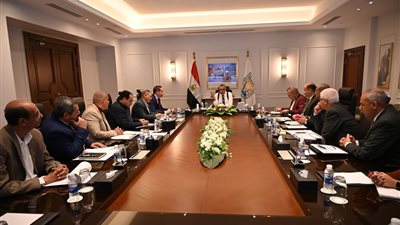 محافظ جنوب سيناء يناقش مع رؤساء المدن تنفيذ الخطة الاستثمارية