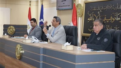 محافظ السويس يعقد الاجتماع الأسبوعي لمتابعة الأداء التنفيذي وتعزيز الخدمات  