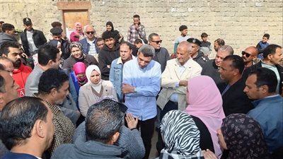محافظ السويس يلتقي بالمواطنين بعرب المعمل ويستمع إلي شكواهم  