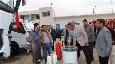 محافظ السويس يتفقد عددا من المعدات والسيارات التي تم رفع كفاءتها 