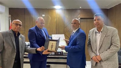 وكيل وزارة التربية وتعليم بقنا يكرم عددًا من المتميزين 