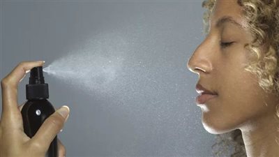 حمض هيبوكلوروس: هل هو مفيد وآمن للبشرة؟