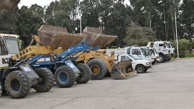 رئيس العاشر من رمضان يتابع جاهزية معدات النظافة بمنطقة زيزينيا الصناعية