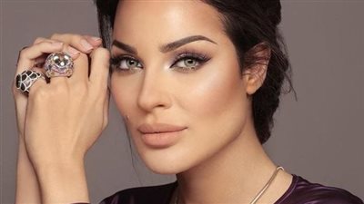 ممنوع دخول الرجال.. نادين نسيب نجيم تحتفل بعيد ميلادها بإطلالة مثيرة (شاهد)
