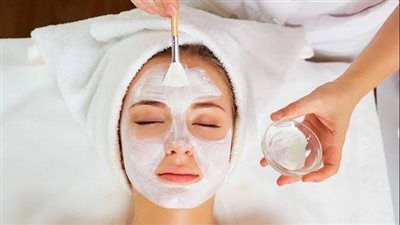 ماسكات طبيعية فعالة لتفتيح البشرة ومنحها توهجًا طبيعياً