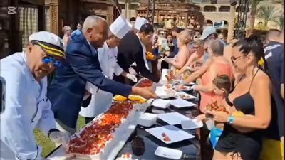 أكبر تورتة وأكبر سندوتش.. فاعليات تجذب السياح على شواطئ الغردقة