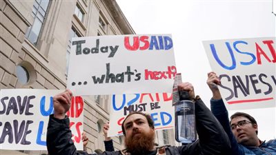 تجميد مساعدات ترامب  يتسبب في الفوضى و يبقي البرامج المنقذة للحياة مغلقة