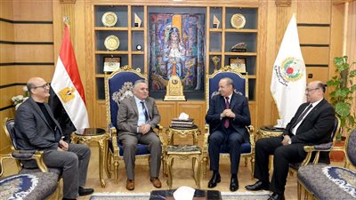 رئيس جامعة المنصورة يستقبل رئيس جامعة السويس خلال زيارته لمناقشة رسالة ماجستير 