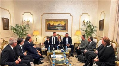 محافظ أسوان يستقبل أسرة الأمير الراحل كريم الحسينى الأغاخان تمهيدا لمراسم الجنازة