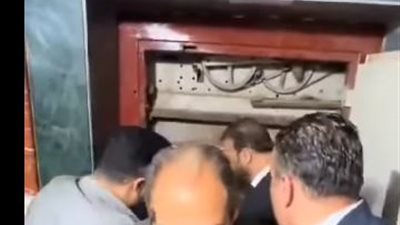 مسئولون في مواقف محرجة.. الاسانسير يحرج محافظ وسيارة تضع وزير في ورطة