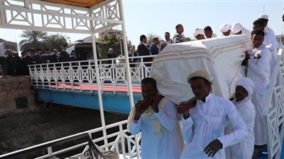 فى موكب مهيب .. محافظ أسوان يتقدم مراسم دفن الأمير كريم الأغاخان 