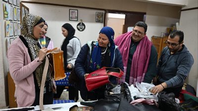 في ملتقى أهل مصر بالمنيا.. إبداعات لشباب المحافظات الحدودية في الحلي والنحاس والجلود 