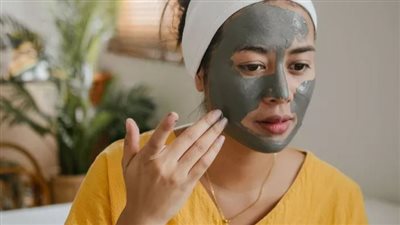 أقنعة الطين: العلاجات الطبيعية لبشرة صحية