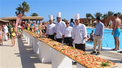 شيف إيطالى بمرسى علم يصنع بيتزا طولها 30 مترًا