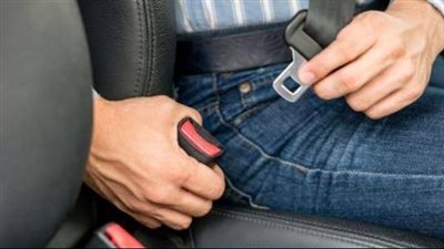 خبير مروري يحسم الجدل بشأن تطبيق غرامة عدم ارتداء حزام أمان للجالس بجانب السائق