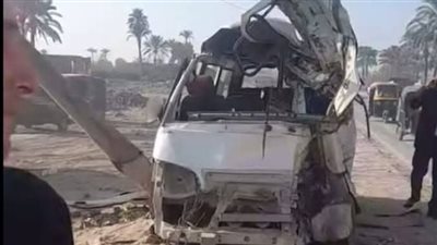 العربيات بقت صفيح.. ننشر الصور الأولى لحادث تصادم سيارتين وتروسيكل بالصف