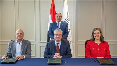اقتصادية قناة السويس توقع عقودًا مع محافظة بورسعيد لإنشاء ساحة شاحنات ذكية 