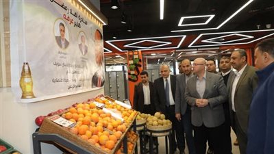 محافظ بني سويف يتفقد المحال التجارية والهايبرات استعدادًا لشهر رمضان المبارك