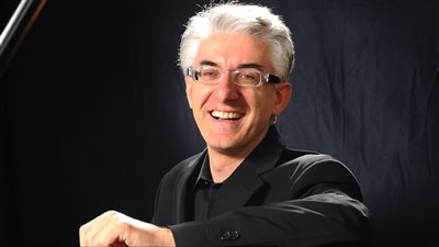 ثنائي موسيقى إيطالي يعزف مؤلفات عالمية بمعهد الموسيقى العربية