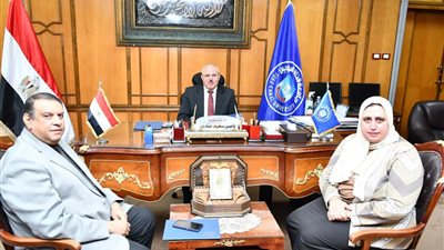 رئيس جامعة قناة السويس يهنئ 