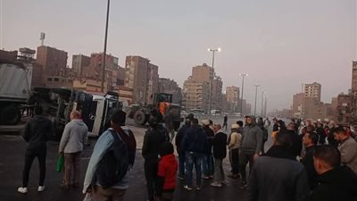 الصور الأولى لحادث انقلاب «تريلا» أعلى الطريق الدائري