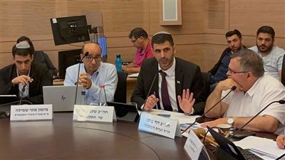 وزير الاتصالات الإسرائيلي يدعو إلى تشديد الحصار على غزة وتهجير سكانها 