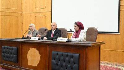 نائب رئيس جامعة الفيوم يعقد أول إجتماع لمديري إدارات التعليم والطلاب 