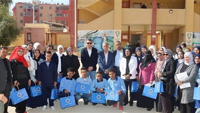 محافظ السويس يكرّم طلاب وطالبات المدارس الزخرفية بعد تنفيذهم 14 لوحة جداريه