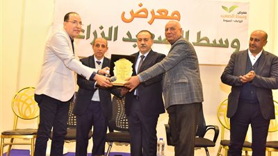 محافظ أسيوط يفتتح معرض وسط الصعيد الزراعي في نسخته الرابعة