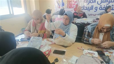 منتجات تراثية ومشغولات فنية لفتيات سيناء في قافلة ثقافة المرأة بالعريش