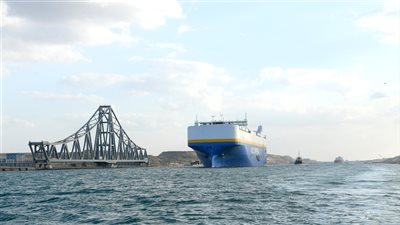 عبور حاملة السيارات 