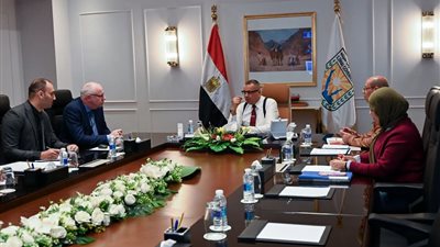 محافظ جنوب سيناء يبحث إنشاء محطة إنتاج الهيدروجين الأخضر بمدينة الطور