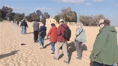 وفد سياحي متعدد الجنسيات يزور المناطق الأثرية بالمنيا