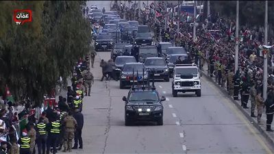 لحظة إبعاد الحرس رجلًا حاول الهجوم على العاهل الأردني خلال استقباله.. فيديو