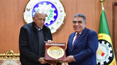 محافظ الدقهلية يهدي الدكتور محمد غنيم درع المحافظة      