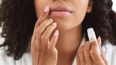 احذرِ .. بلسم ترطيب الشفاه يحتوي على آثار جانبية