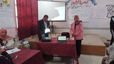 مدير تعليم نجع حمادي يتابع ختام تدريب دمج تكنولوجيا المعلومات