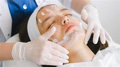 فوائد التقشير الكيميائي للبشرة وأهم النصائح لاستخدامه بشكل آمن