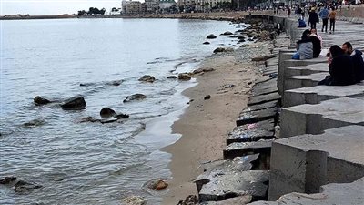 رغم سطوع الشمس انخفاض شديد بدرجات الحرارة بالإسكندرية 