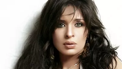  الراقصة دينا تفاجئ جمهورها بالحجاب في ليلة النصف من شعبان|متابعون: ربنا يثبتك 