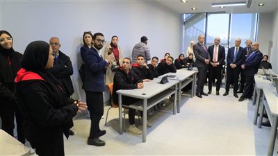 وزير التربية والتعليم ونظيره الإيطالي يتفقدان مصنع 