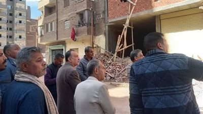 محافظ أسيوط يعاين عقار المعلمين المنهار ويأمر بتشكيل لجنة هندسية 
