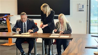 رئيس جامعة الإسكندرية يوقع درجات مزدوجة مع جامعة إسكس البريطانية 