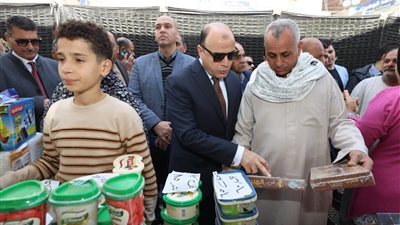 محافظ كفرالشيخ يتفقد معرض «أهلاً رمضان» بمسير